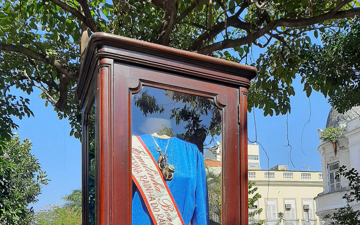 Vestido e faixa de Emilinha Borba em evento em homenagem ao centenário da Rainha do Rádio na Praça Emilinha Borba, na Lapa - Reprodução
