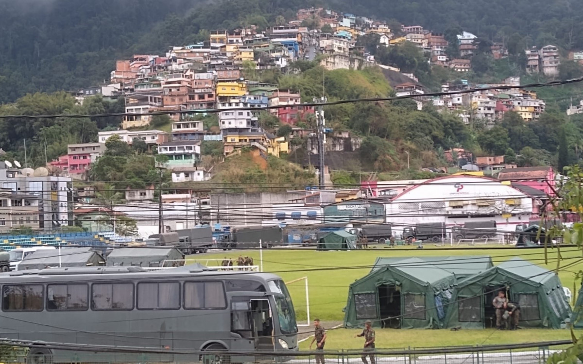 Hospital de campanha no estádio municipal no Balneário