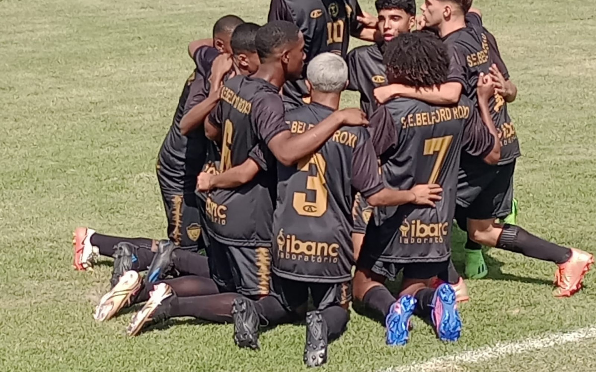 Equipe Sub-17 da SEBR comemorando o triunfo sobre o Macaé