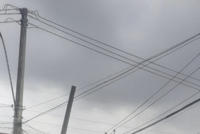Fiações soltas e poste quase caindo em São Gonçalo