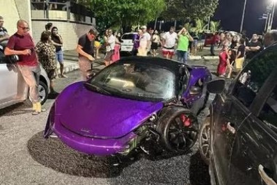 McLaren de R$ 3,8 mi fica destruída após bater em carro popular