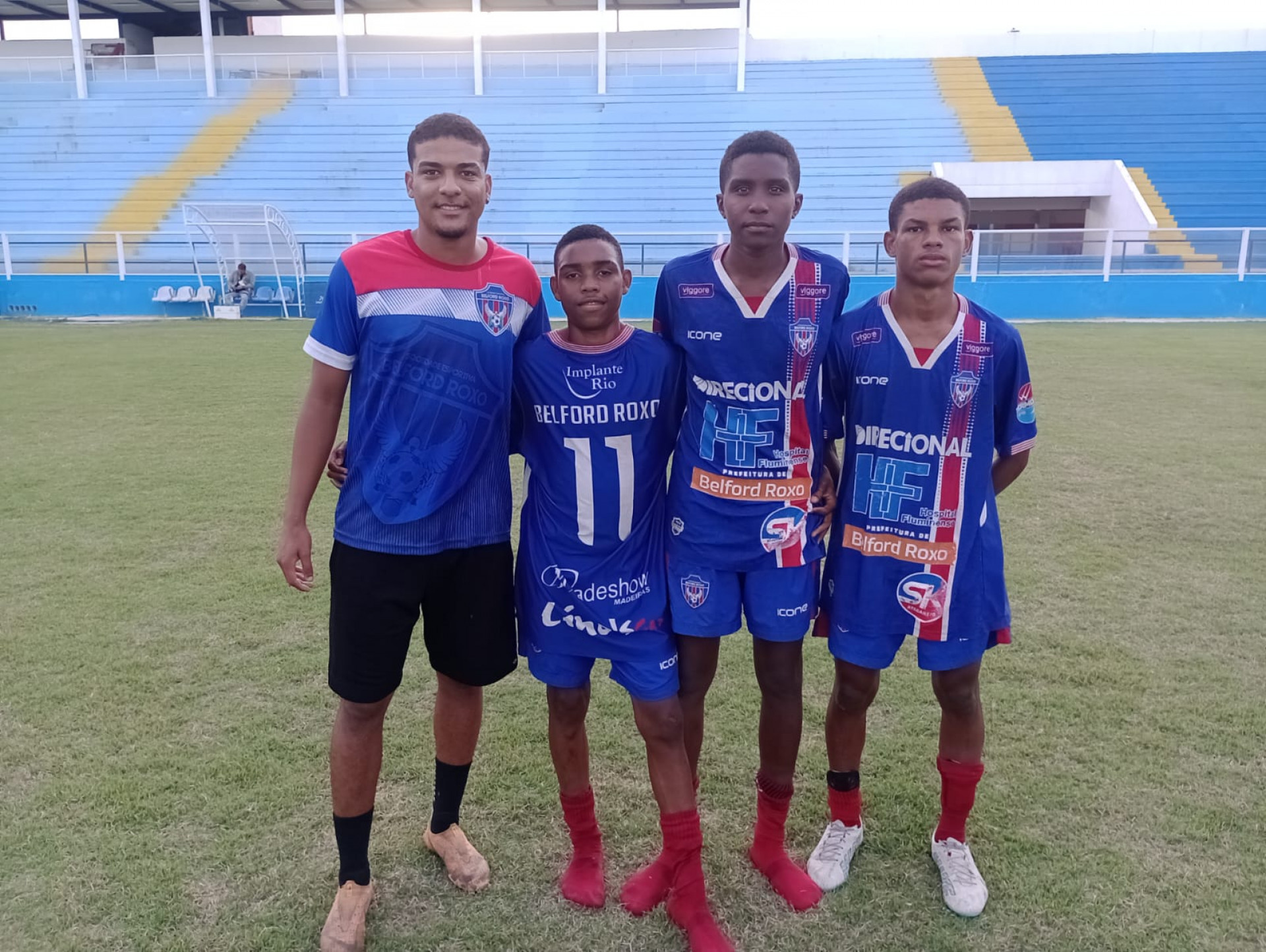 Autores dos gols do Sub-15, com o t&eacute;cnico David Fernandes - Divulga&ccedil;&atilde;o