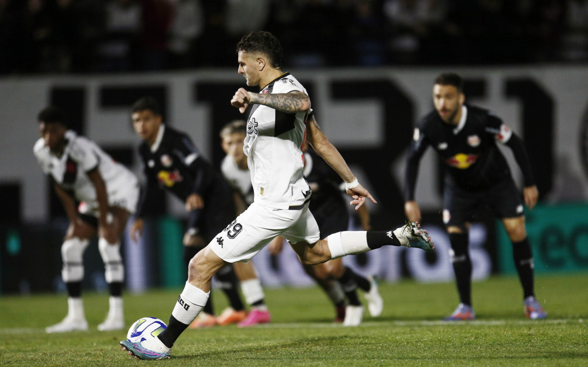 Pablo Vegetti comemora seu gol, o primeiro na partida entre Vasco da Gama x Red Bull Bragantino pela 19a rodada do Campeonato Brasileiro A no Estádio Nabi Abi Chedid em Bragança Paulista em 14 de agosto de 2023.