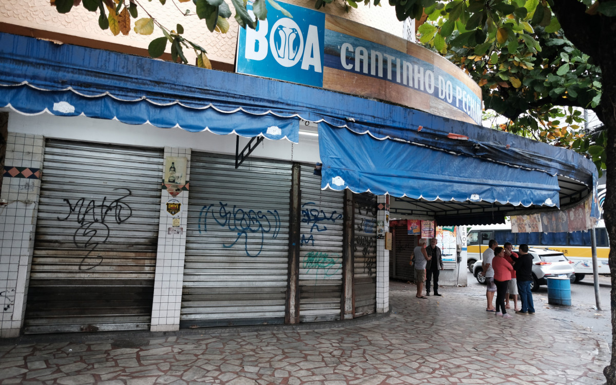 Dono do bar conhecido como Bira no Pechincha, &eacute; morto a tiros quando abria o estabelecimento. Foto: Pedro Ivo/ Ag&ecirc;ncia O Dia - Pedro Ivo/ Ag&ecirc;ncia O Dia                                                                                                                                                                                                                                              