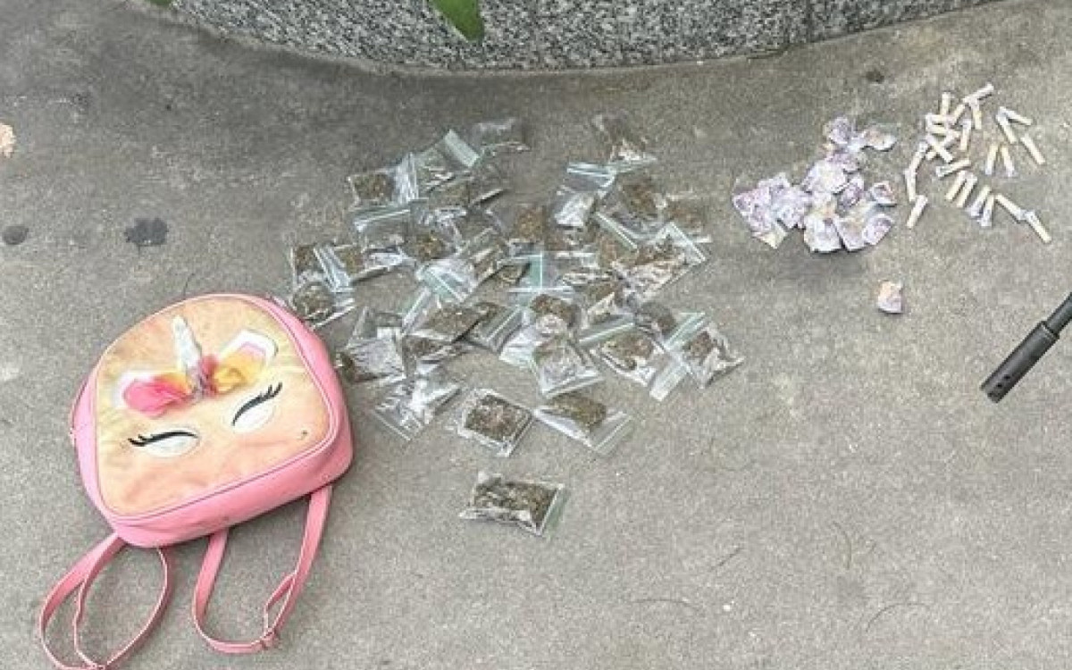 50 papelotes de maconha, 24 pinos de cocaína e 32 pedras de crack. 