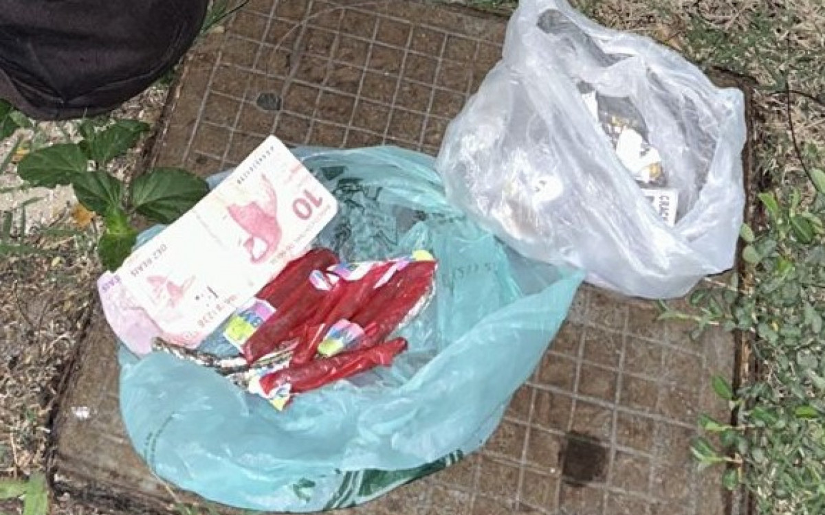 36 pedras de crack e nove buchas de maconha.