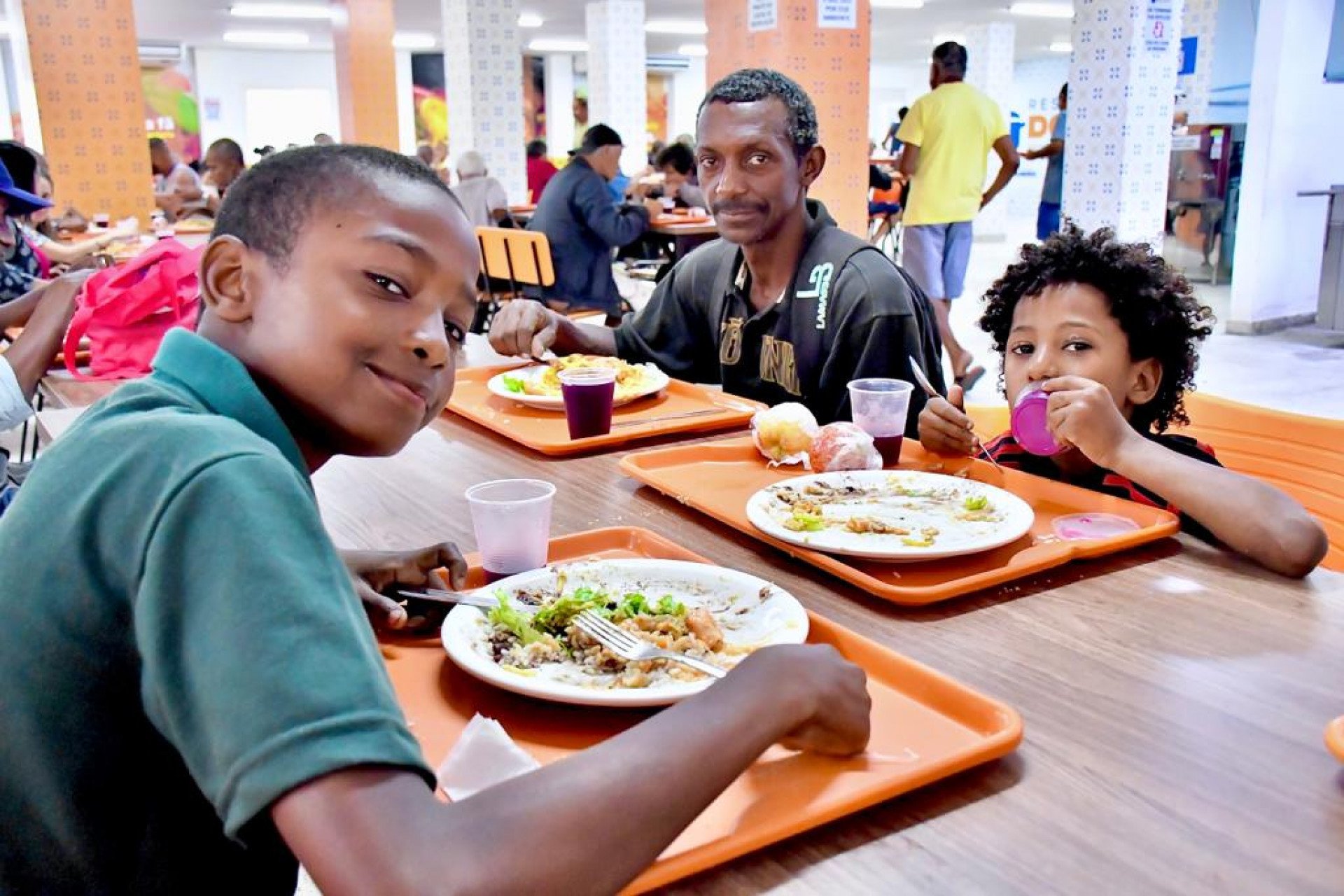Em companhia dos filhos, o pedreiro Evandro dos Santos relatou que almoçar no Restaurante do Povo foi a melhor opção - Jeovani Campos / PMBR