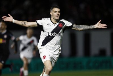 Em dois jogos, Vegetti iguala gols de Pedro Raul pelo Vasco no Brasileirão