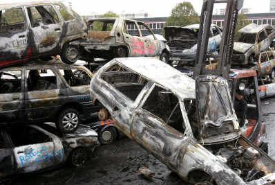 Quadrilhas usam terrenos para desmanche de veículos em São Paulo