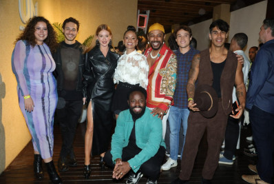 Elenco de 'Fuzuê' comemora estreia da novela em restaurante na Barra da Tijuca