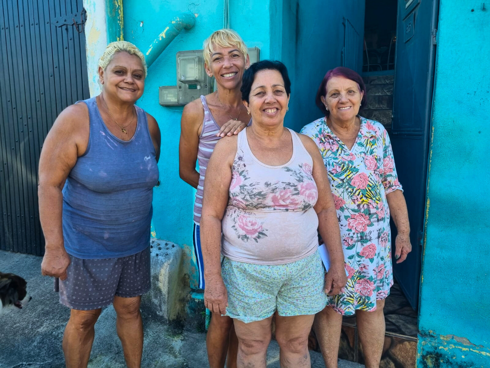 Alecsandra e as vizinhas satisfeitas com o serviço executado no Bairro das Graças pela Águas do Rio - Divulgação