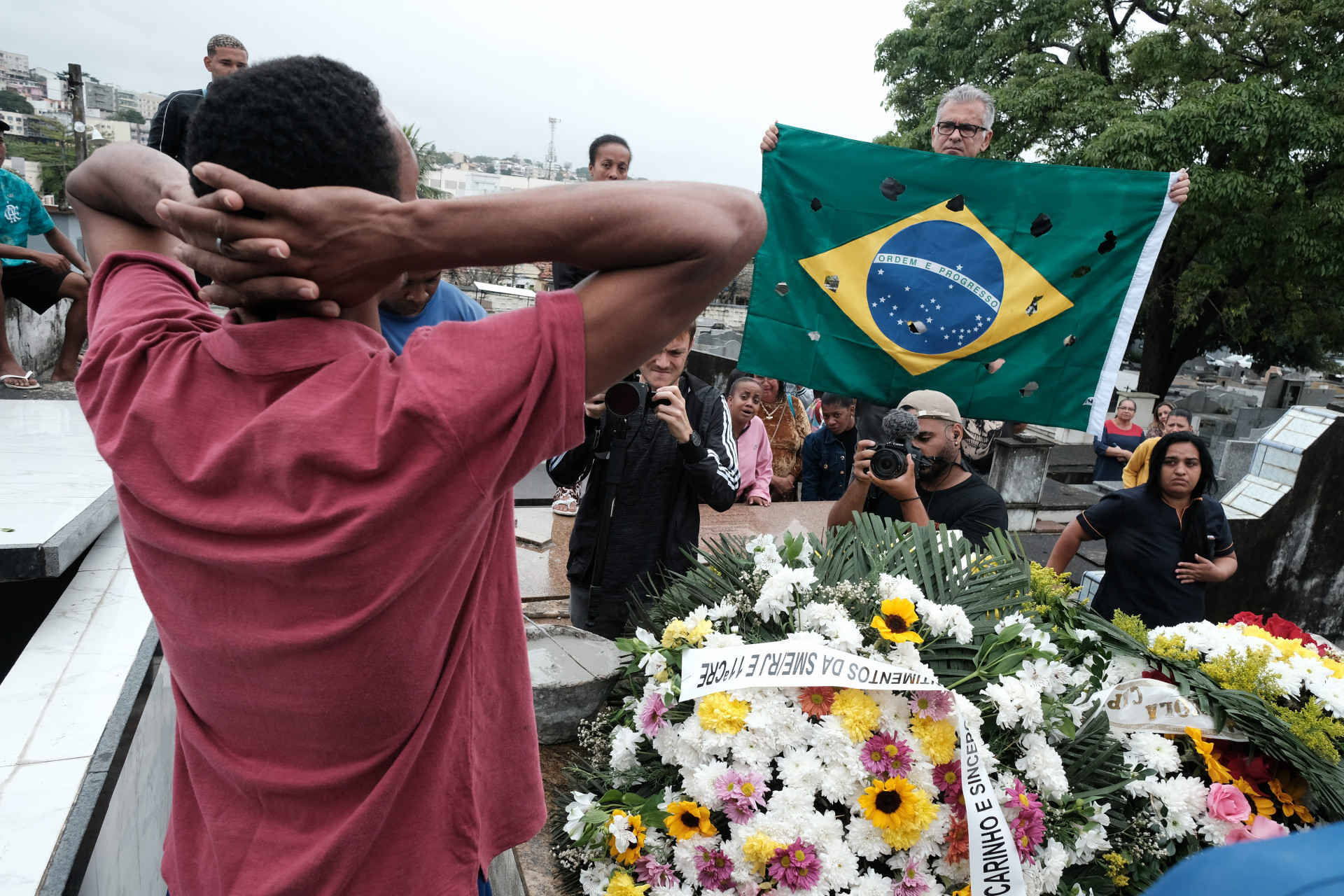 Velório e enterro da menina Eloah, morta dentro de casa na comunidade da Ilha do Governador. Nesta Segunda-feira (14). - Pedro Ivo/Agência O Dia                                                                                                                                                                                                                                             