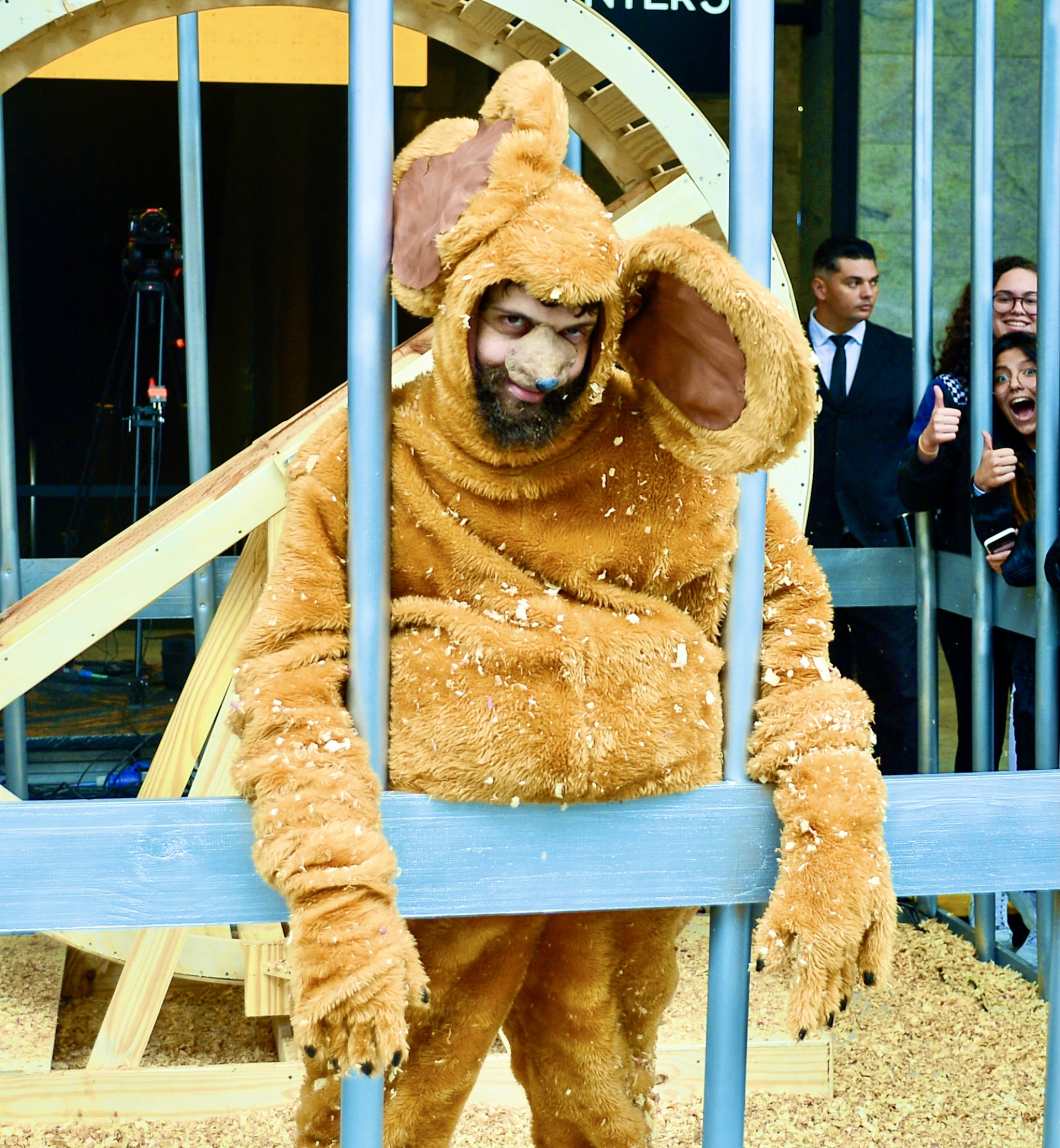 Diogo Defante se fantasiou de rato em gaiola montada na Av. Paulista para divulgar a música 'Jerry' - Eduardo Martins/Ag. News