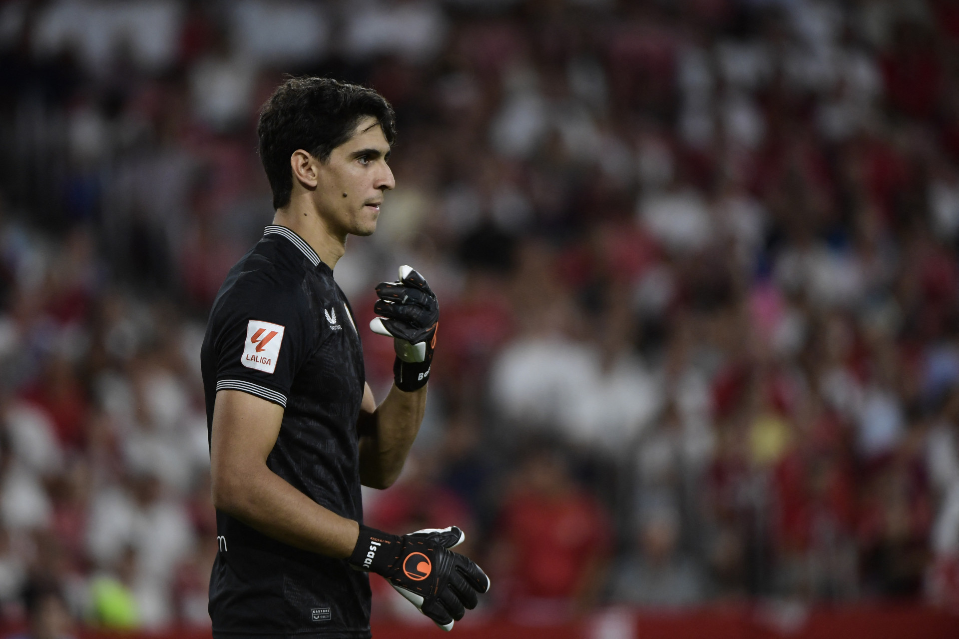 Yassine Bounou durante o jogo entre Sevilla e Valencia - Foto: CRISTINA QUICLER / AFP