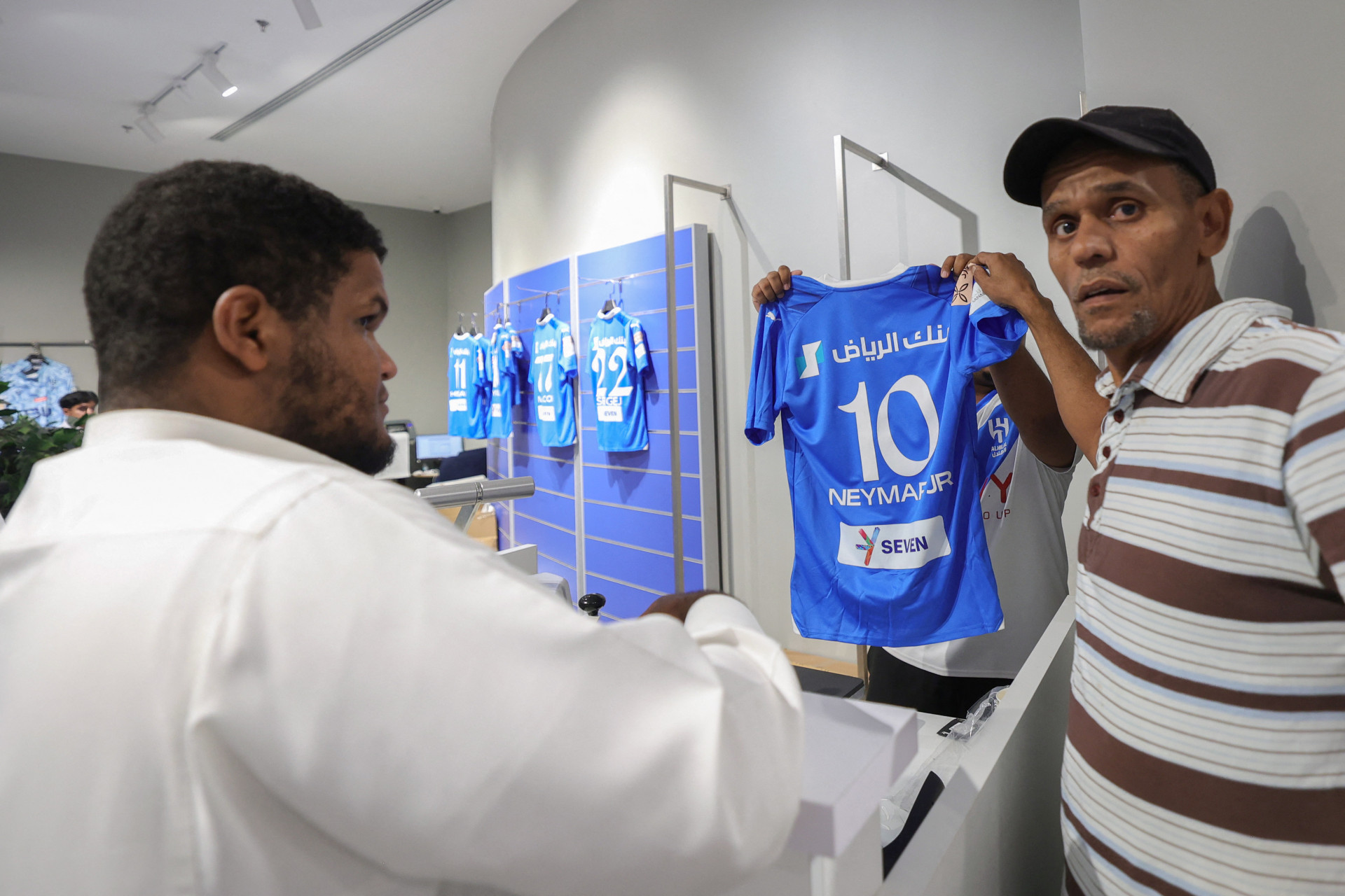 Torcedores do Al-Hilal correm para garantir camisas de Neymar - Fayez Nureldine / AFP
