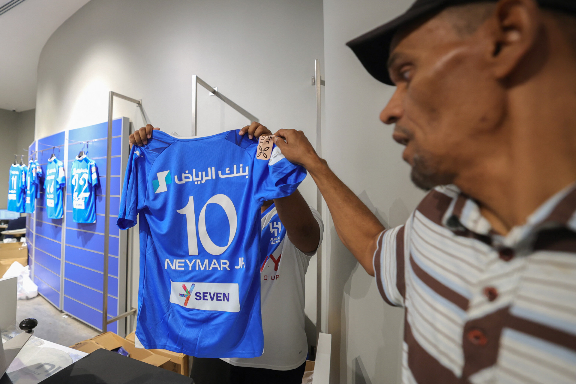 Torcedores do Al-Hilal correm para garantir camisas de Neymar - Fayez Nureldine / AFP