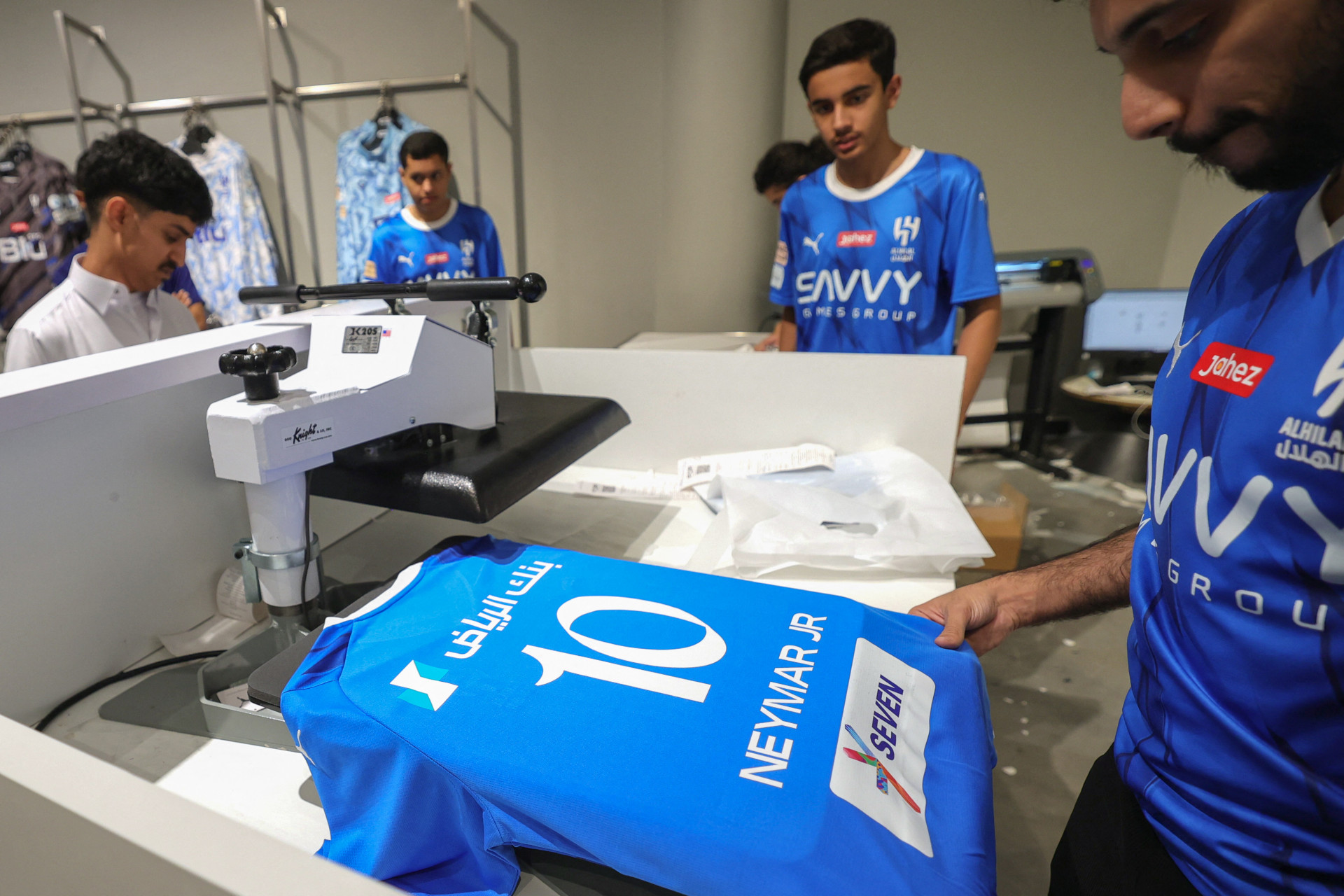 Torcedores do Al-Hilal correm para garantir camisas de Neymar - Fayez Nureldine / AFP