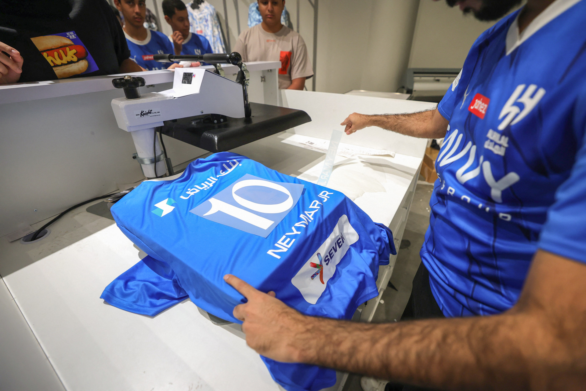 Torcedores do Al-Hilal correm para garantir camisas de Neymar - Fayez Nureldine / AFP