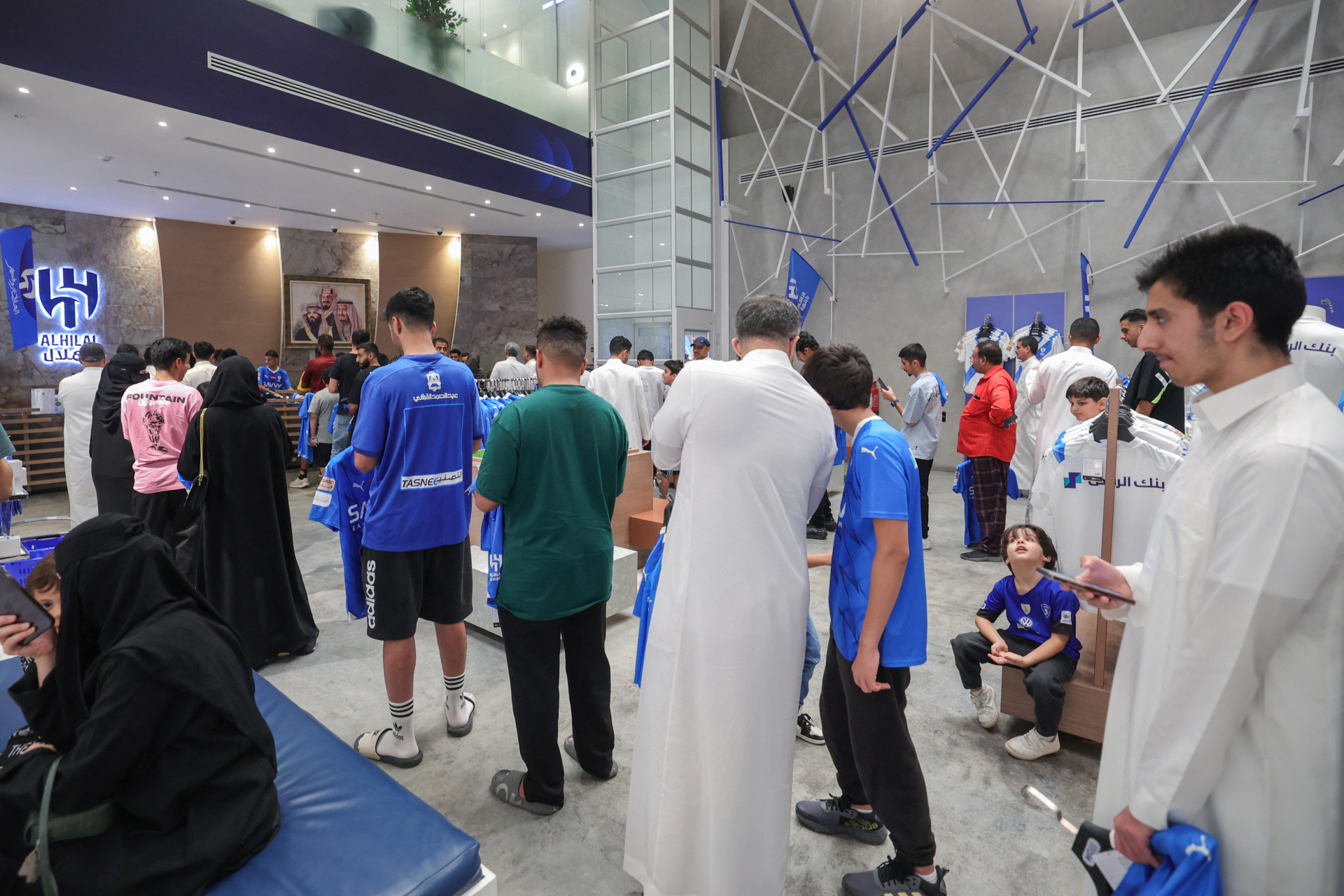 Torcedores do Al-Hilal correm para garantir camisas de Neymar - Fayez Nureldine / AFP