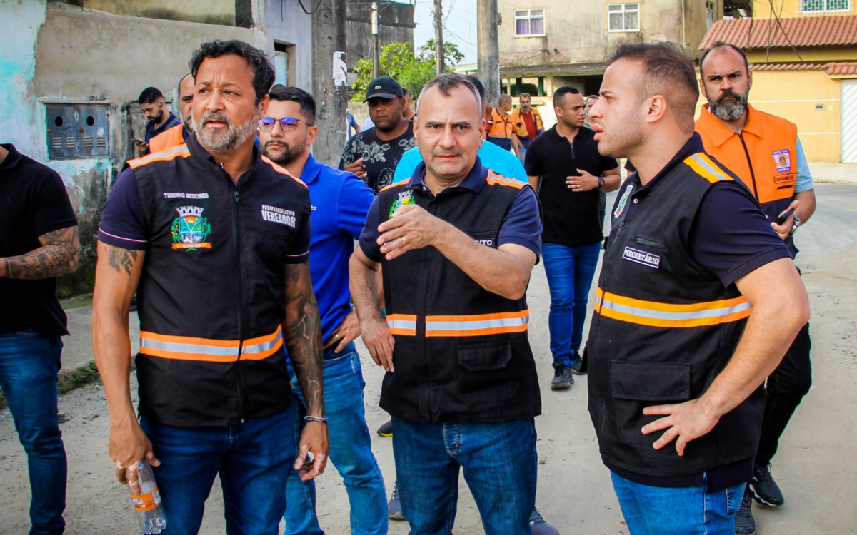 No vale do Ipê, o prefeito Waguinho (ao centro) anunciou melhorias para o bairro