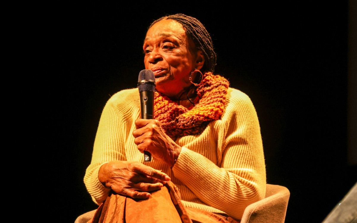 Léa Garcia no lançamento de sua biografia, 'Entre Mira, Serafina, Rosa e Tia Neguita: A Trajetória e o Protagonismo de Léa Garcia', em julho de 2023 - Tomze Fonseca/ AgNews