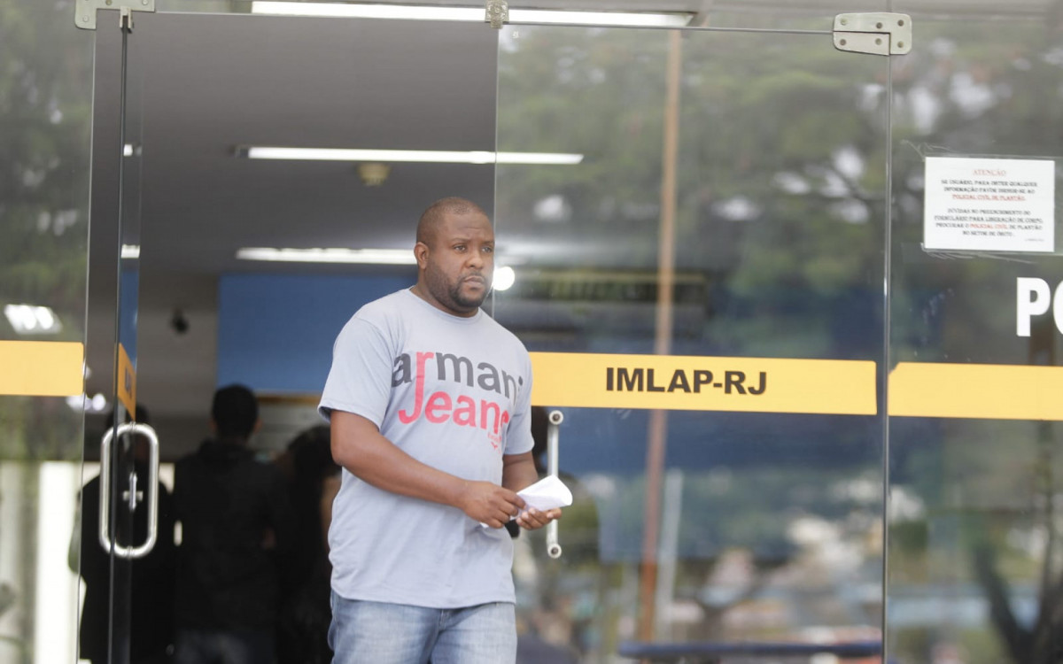 Andr&eacute; Soares da Silva, pai do menino desaparecido no mar de Ipanema, esteve no IML para reconhecimento de corpo