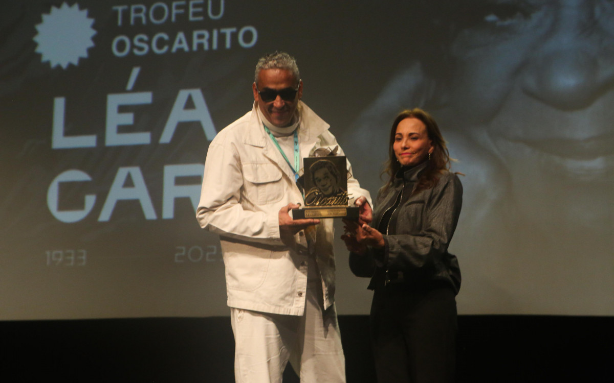 Filho de Léa Garcia, Marcelo Garcia recebeu o Troféu Oscarito em nome da atriz, no Festival de Gramado - Dilson Silva / Ag. News