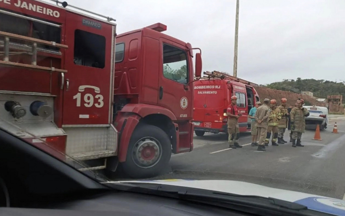 Em outro um t&aacute;xi perdeu o controle e capotou na Rodovia Industrial, no bairro Jardim Franco