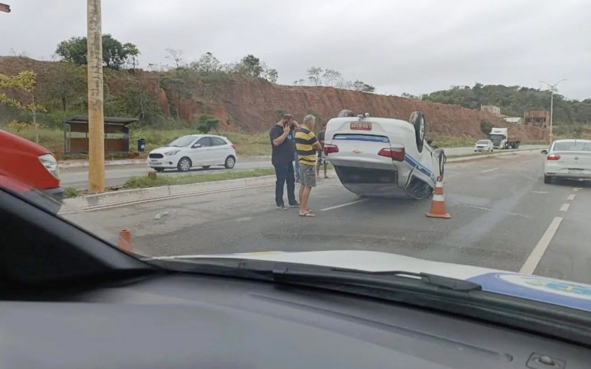 Em outro um t&aacute;xi perdeu o controle e capotou na Rodovia Industrial, no bairro Jardim Franco