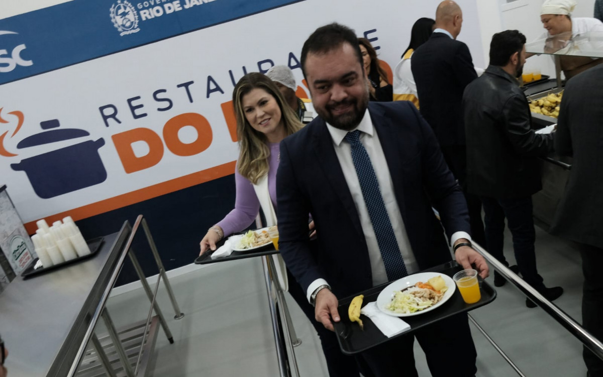 Governador Cl&aacute;udio Castro almo&ccedil;ou no local