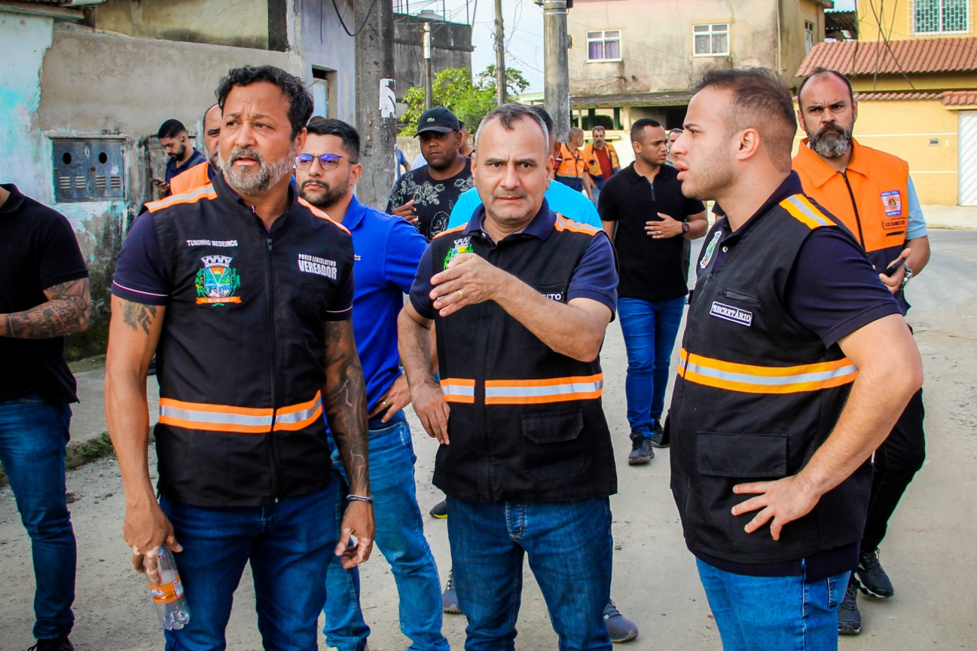 No vale do Ip&ecirc;, o prefeito Waguinho (ao centro) anunciou melhorias para o bairro - Kristian Amarante/PMBR