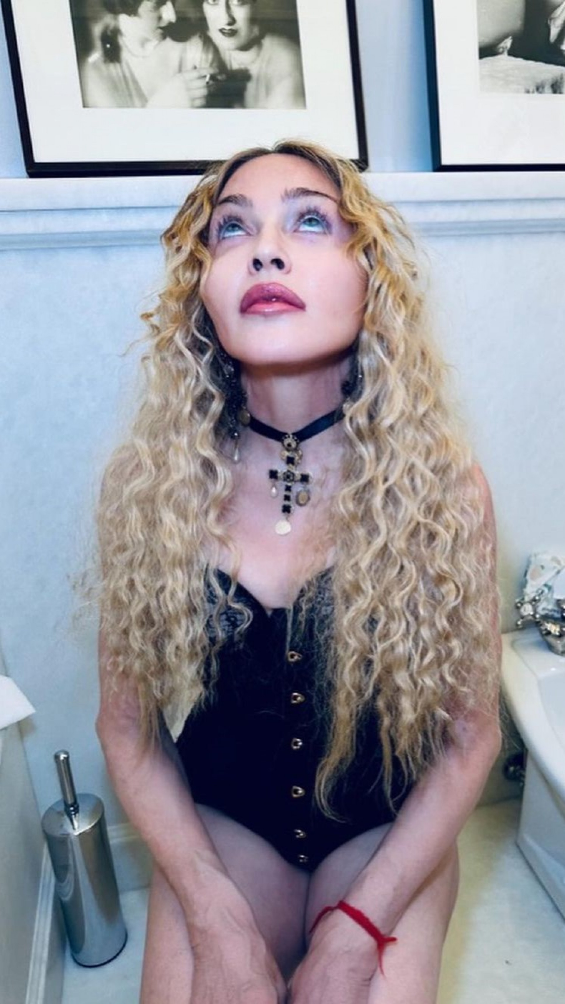 O empres&aacute;rio da cantora Madonna, Guy Oseary, compartilhou por meio de uma postagem nas redes sociais, nesta quarta-feira (30), que a artista est&aacute; de volta aos ensaios de sua turn&ecirc; 
 - Reprodu&ccedil;&atilde;o / Instagram