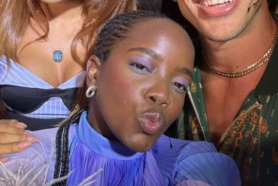 Clara Moneke posta foto com Anitta e internautas resgatam post em que atriz chama a cantora de 'racistinha'