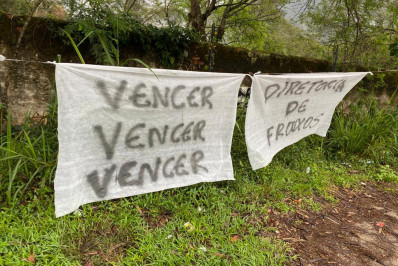 Torcedores do Flamengo protestam com faixas em frente ao Ninho do Urubu