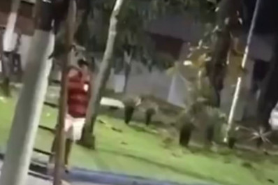 Vídeo: dupla é flagrada furtando cabos de energia em frente à delegacia em São Gonçalo