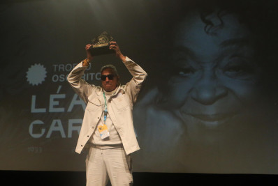 Léa Garcia é homenageada no Festival de Gramado e filho recebe troféu em nome da atriz