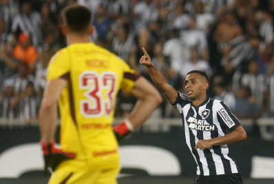 Victor Sá descarta pressão no Botafogo para manter alto aproveitamento