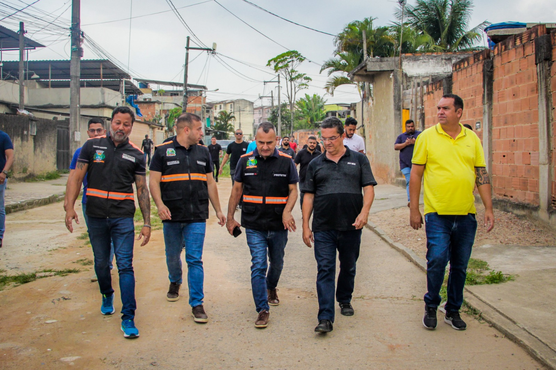 O prefeito Waguinho percorreu com secretários e lideranças diversas ruas de quatro bairros - Kristian Amarante/PMBR