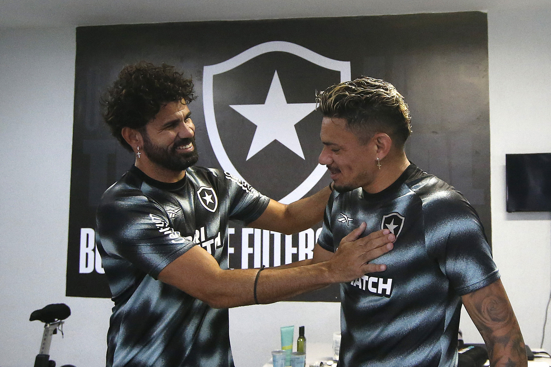 Diego Costa e Tiquinho Soares se encontrando no CT Lonier - Vitor Silva / Botafogo