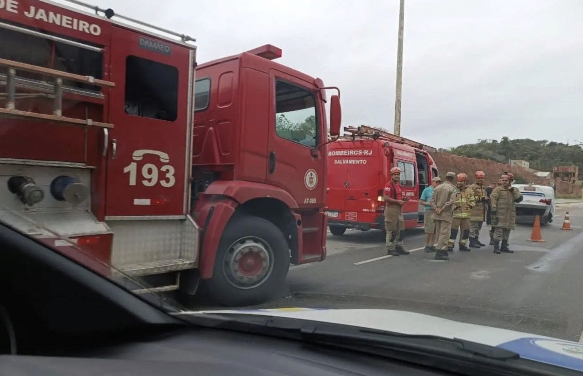 Em outro um t&aacute;xi perdeu o controle e capotou na Rodovia Industrial, no bairro Jardim Franco - Foto: Divulga&ccedil;&atilde;o