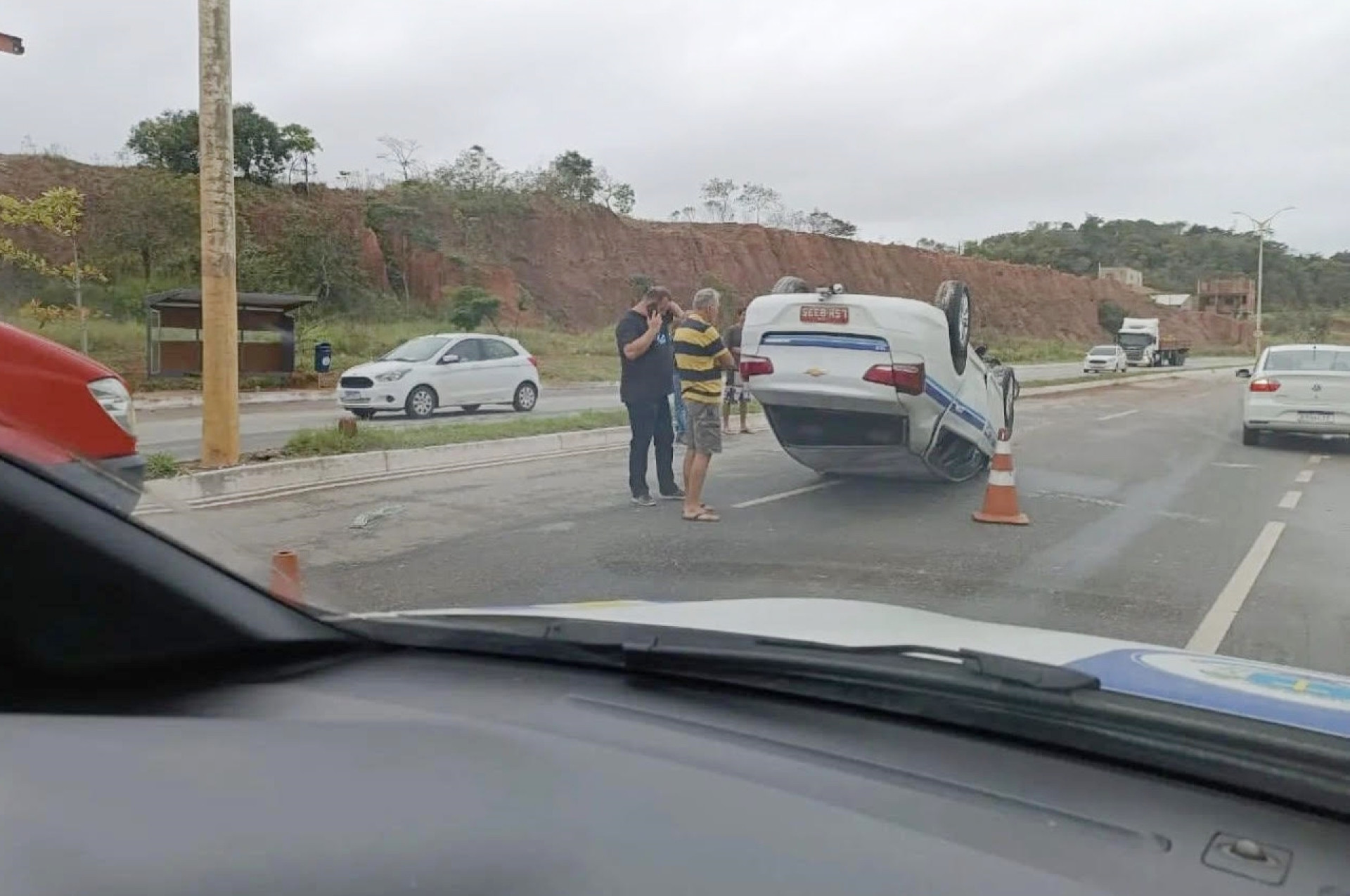 Em outro um táxi perdeu o controle e capotou na Rodovia Industrial, no bairro Jardim Franco - Foto: Divulgação