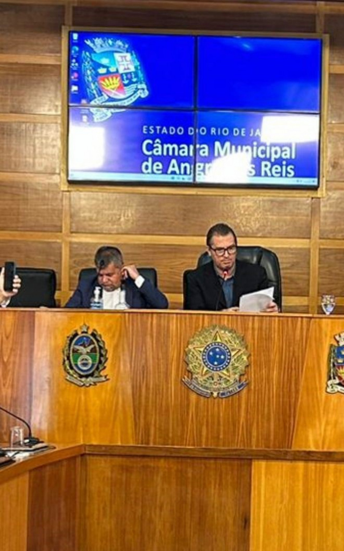 Presidindo a audiência, vereador Jorge Eduardo Mascote(C) vereador Chapinha (D) e vereador Hélio Azevedo, Helinho(E) - Divulgação