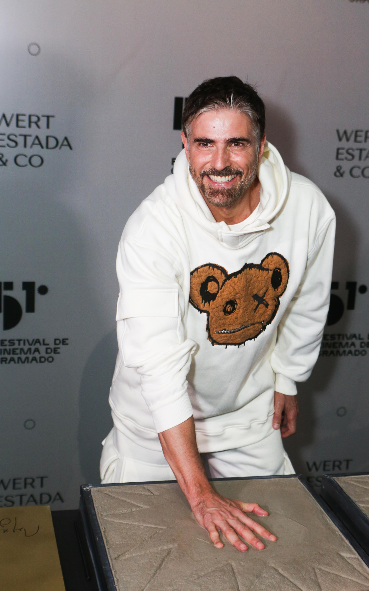 Reynaldo Gianecchini ficou eternizado na calçada da fama do Festival de Gramado, nesta quarta-feira