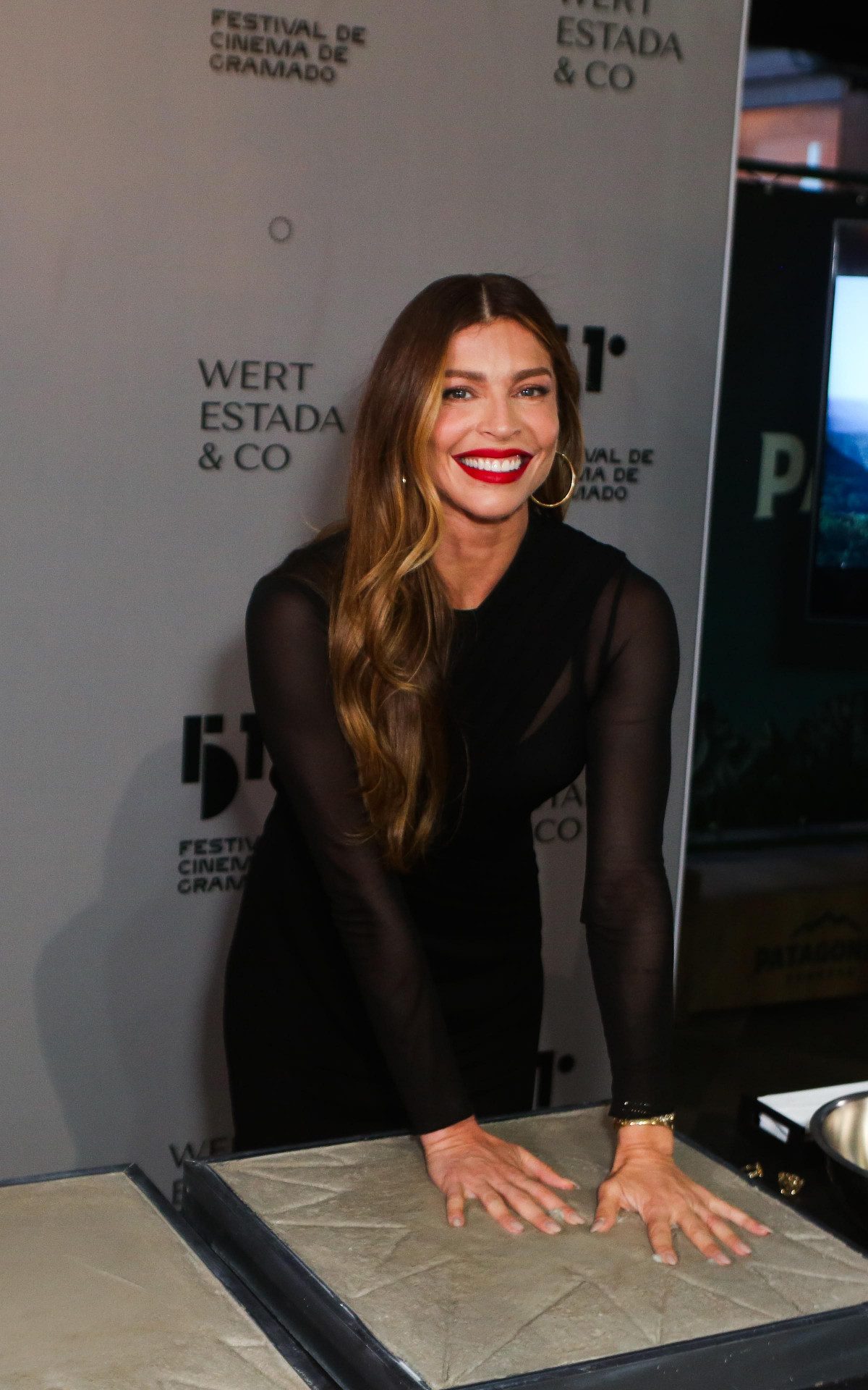 Grazi Massafera deixou sua marca na calçada da fama do Festival de Gramado, nesta quarta-feira