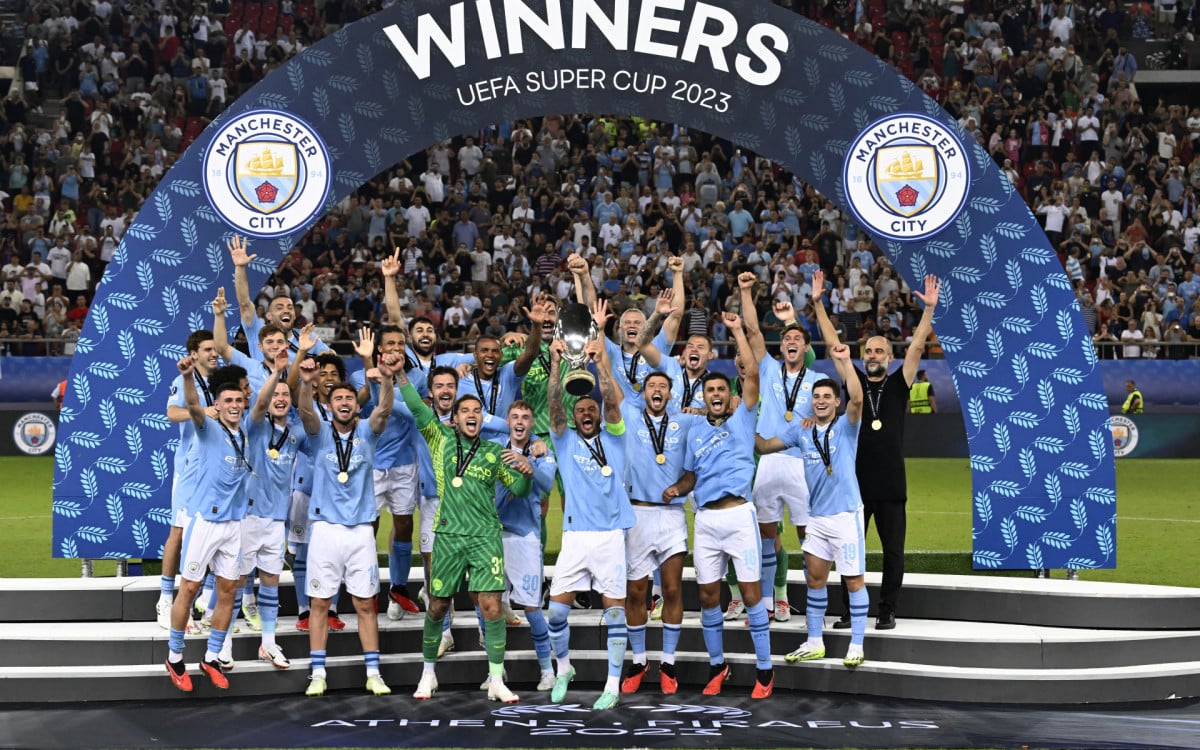 Manchester City levanta a taça de campeão da Supercopa da Uefa