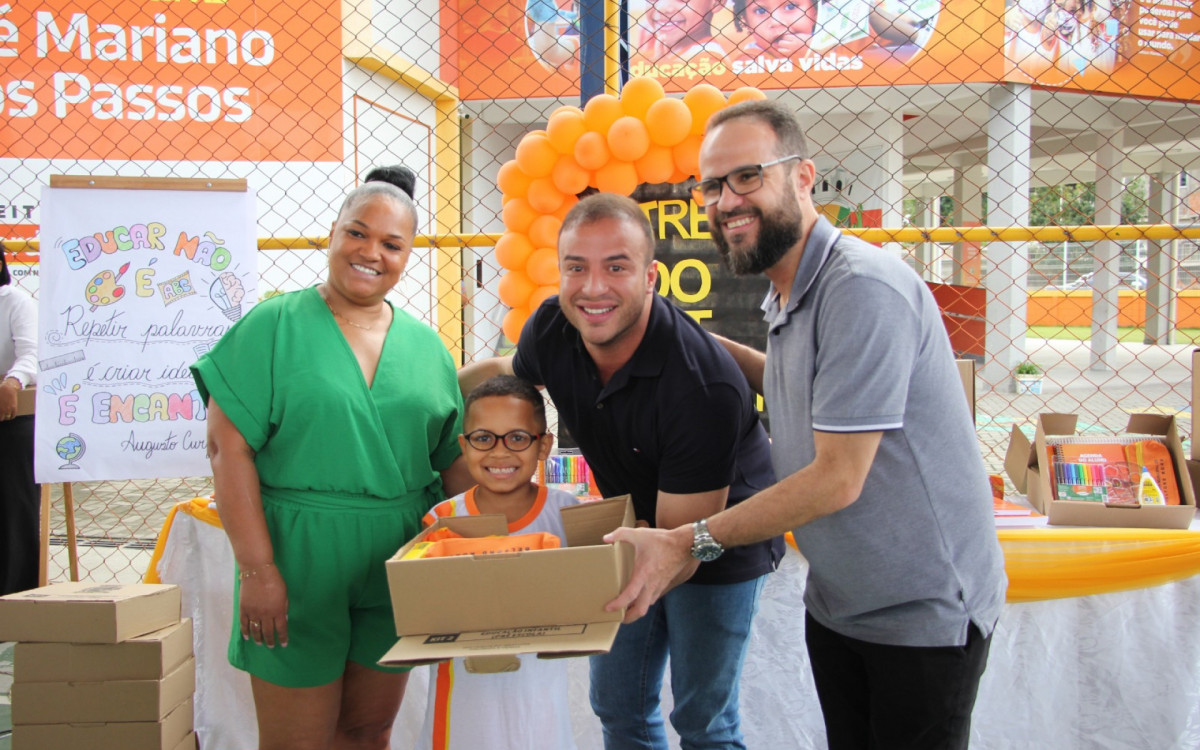 Ao receber o kit, Márcia dos Reis destacou que os materiais de apoio são fundamentais para os estudos do filho Rafael Antônio