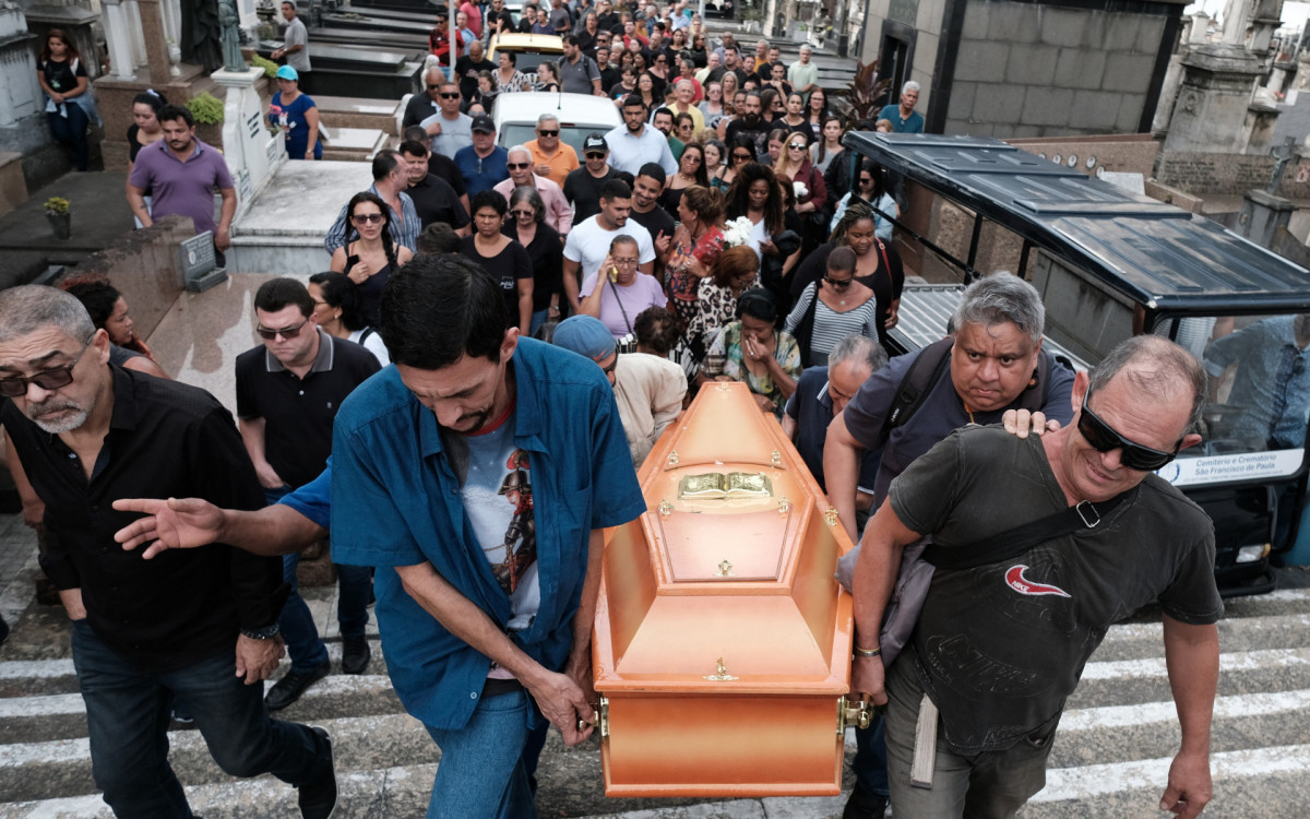 Enterro no cemitério do Catumbi, de Raimundo Ubiratan, mais conhecido como Bira. Foi morto na hora que abria o bar no Pechincha. Amigos e familiares estavam muito emocionados na hora do sepultamento. Nesta quarta-feira (16). - Pedro Ivo