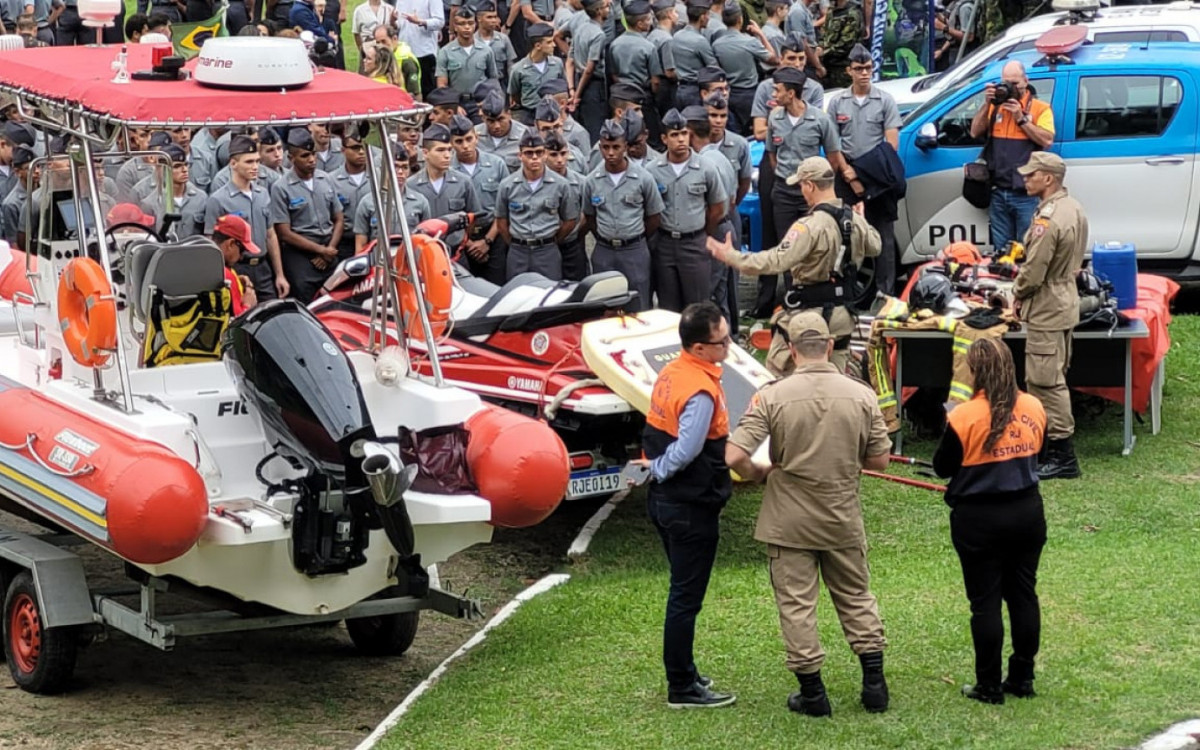 Equipamentos que serão usados no exercício do Plano de Emergência expostos no Colégio Naval