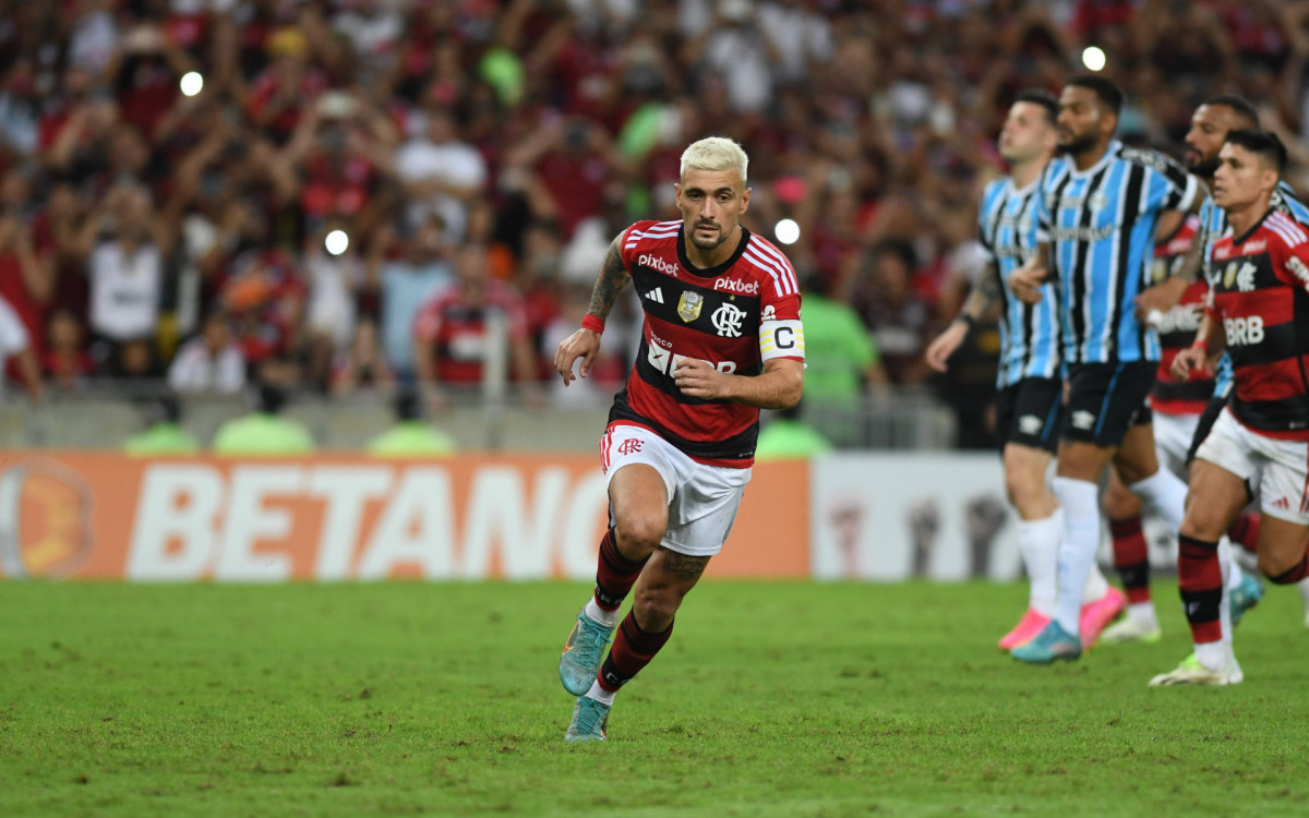 Arrascaeta comemora gol marcado no jogo entre Flamengo e Grêmio