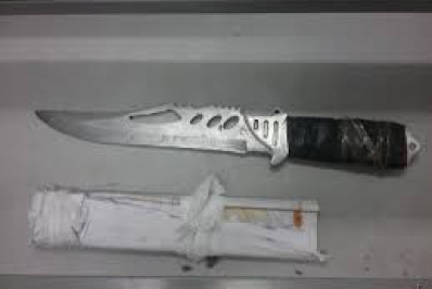 Suspeito com arma branca é flagrado por PMs e vai parar na 77ª DP